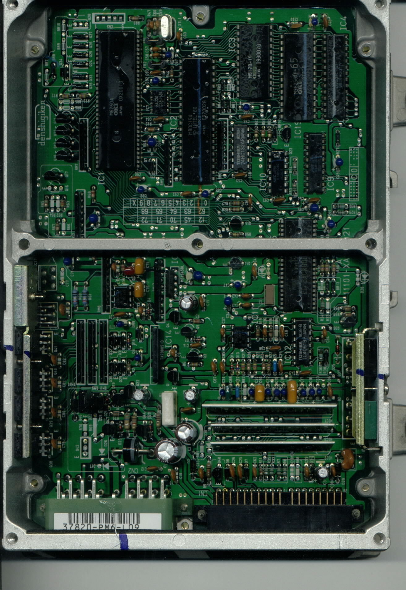 Digitalização da parte superior da placa de circuito impresso da ECU PM6 mostrando componentes eletrónicos