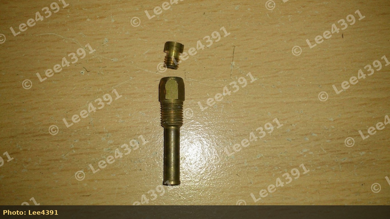 Dual-carb main jet and emulsion tube assembly